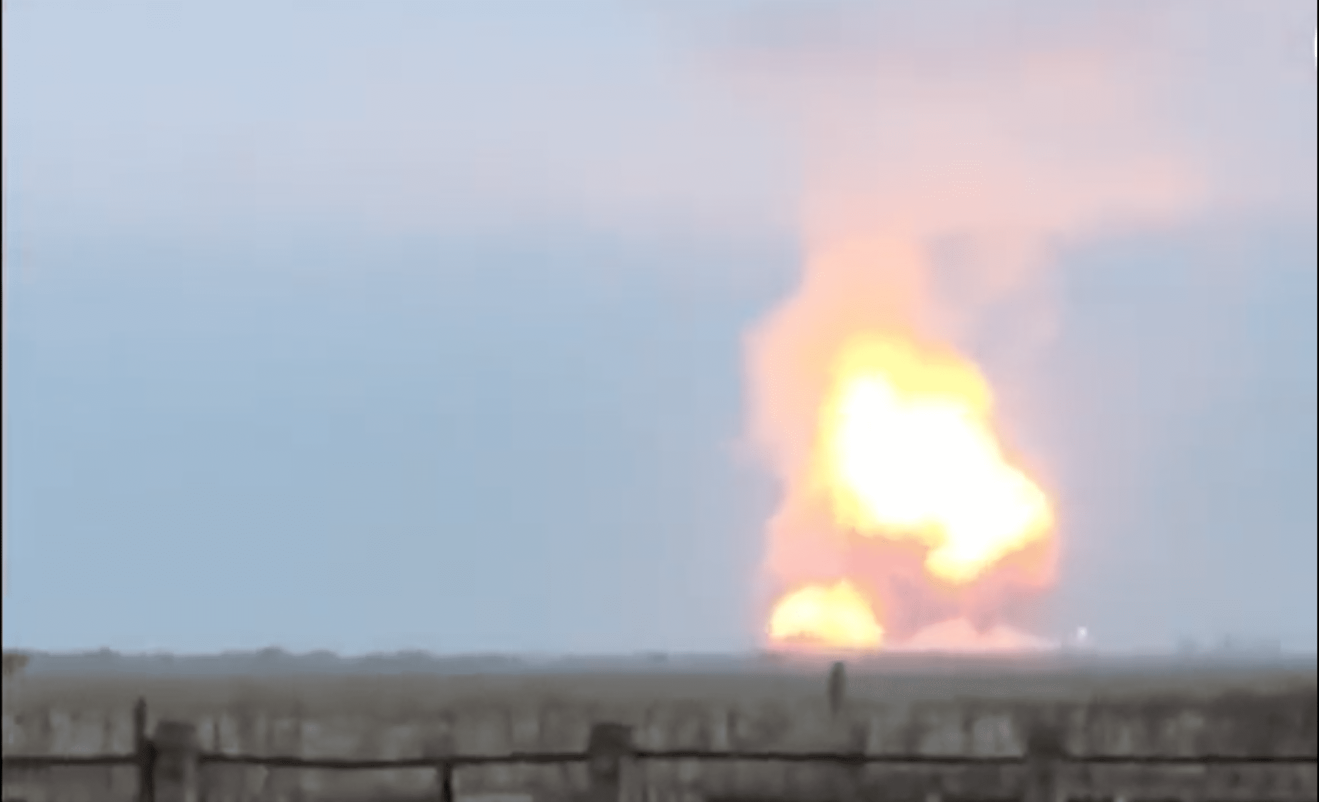 Причина взрыва в туве. Склад боеприпасов в Джанкойском районе. Горящий склад боеприпасов. Взрыв склада с боеприпасами. Горит склад боеприпасов.