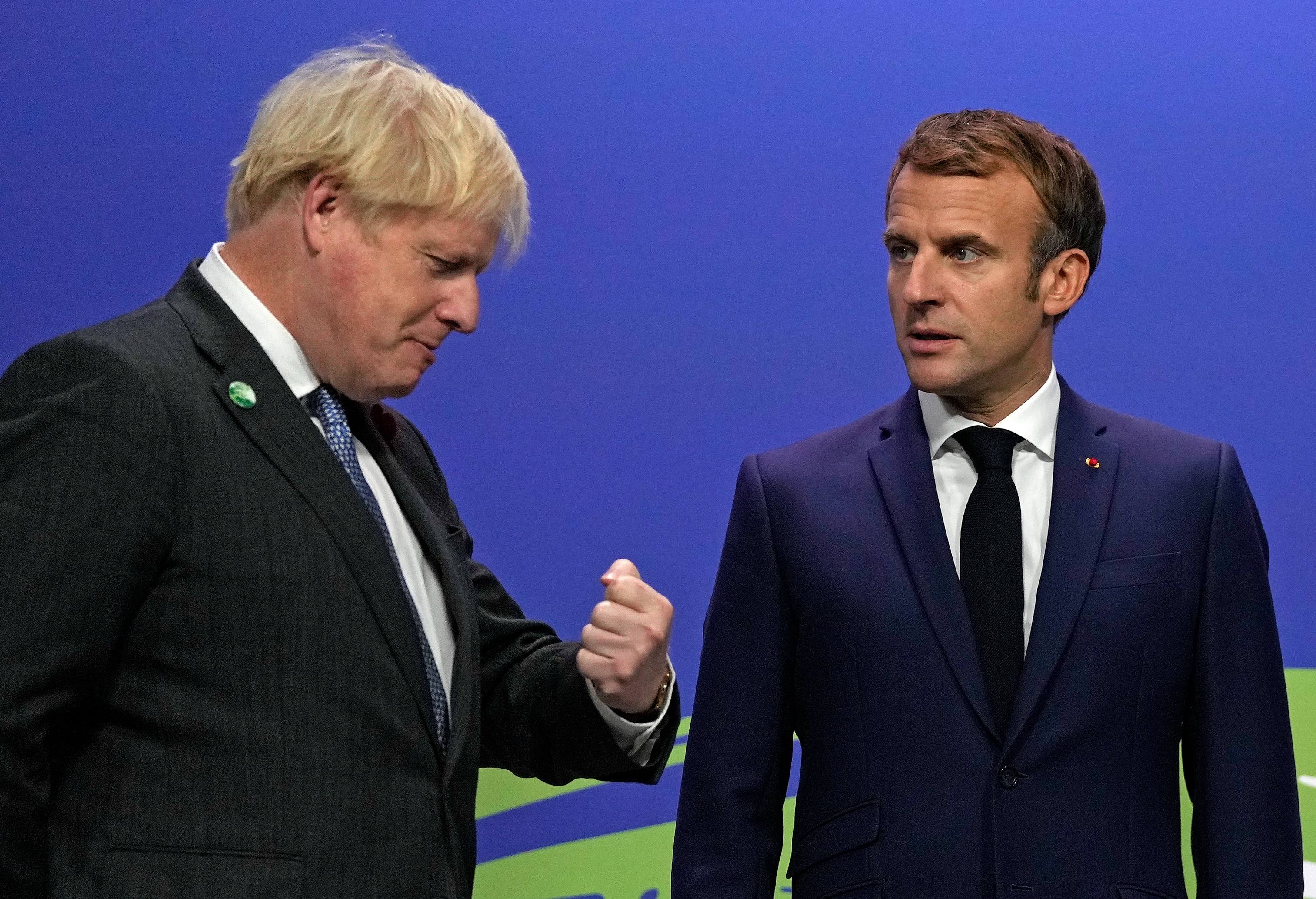 Французы о макроне. Макрон и премьер министр Франции. Байден Макрон Джонсон. Макрон Эммануэль клоун.
