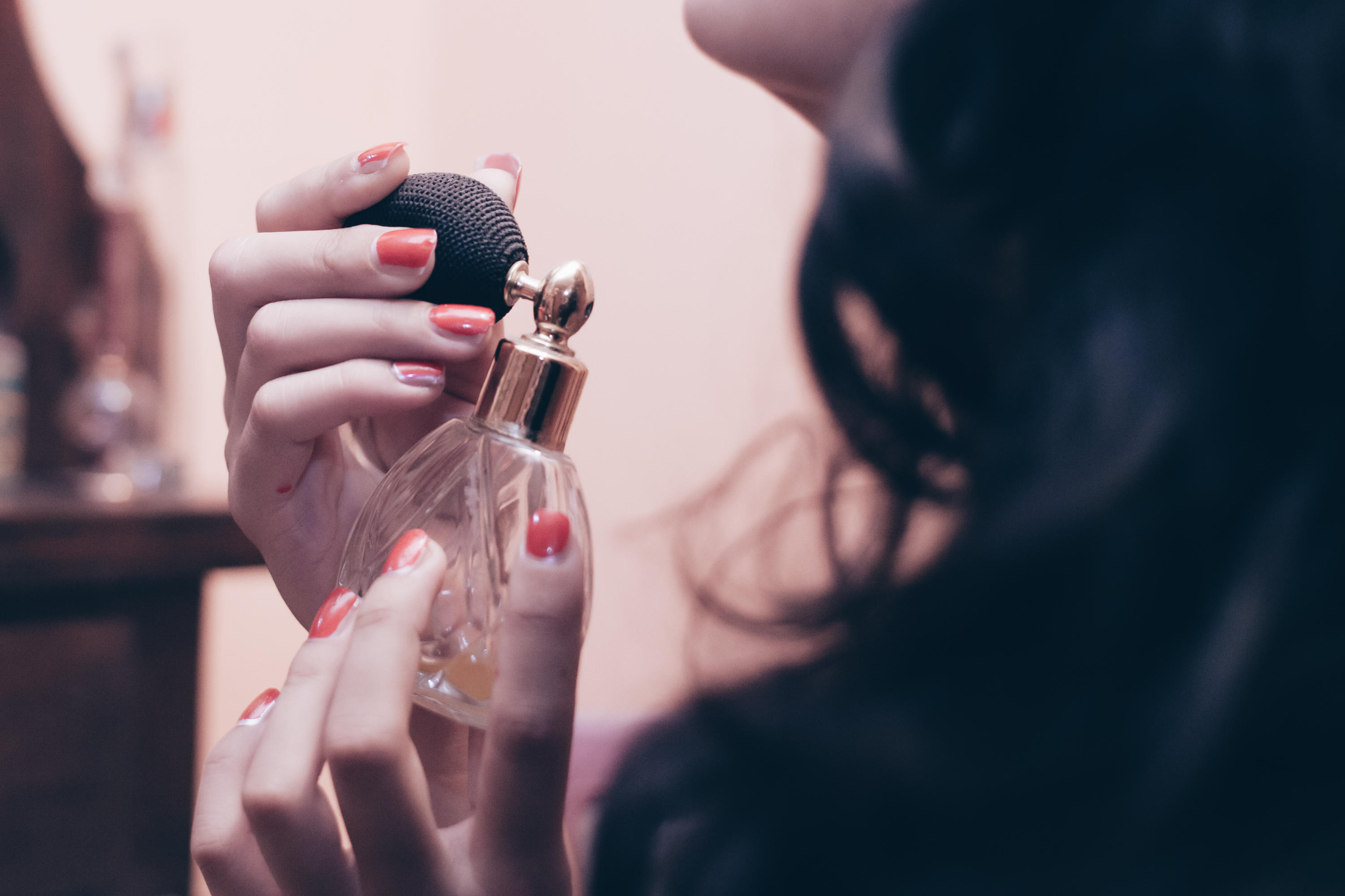 Сильный запах аромата. Девушка с парфюмом в руках. Девушка с духами. Фотосессия с парфюмом. Женщина брызгается парфюмом.
