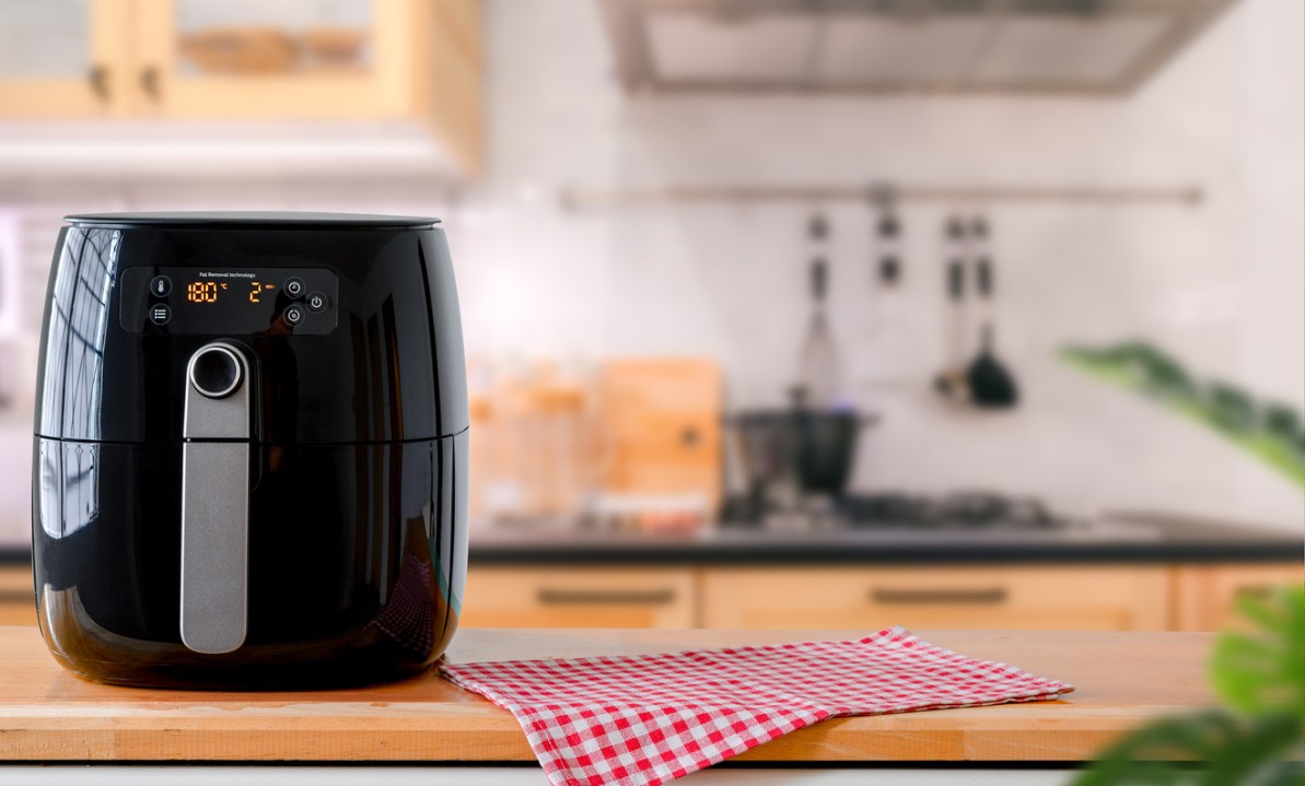 ALDI is selling an 8-liter air fryer as part of the special buys on 6 may  2020.