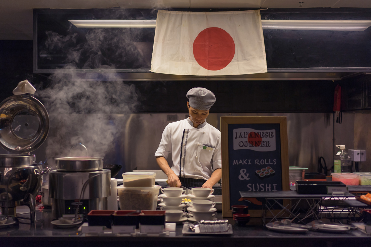 Повар готовит японскую кухню. Go East ресторан. Азия шеф Койши. Halal Restaurant in Tokyo Japan.