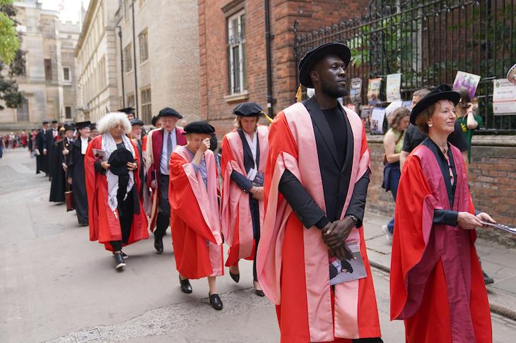 Is a keffiyeh really an appropriate outfit for a Cambridge University ceremony?