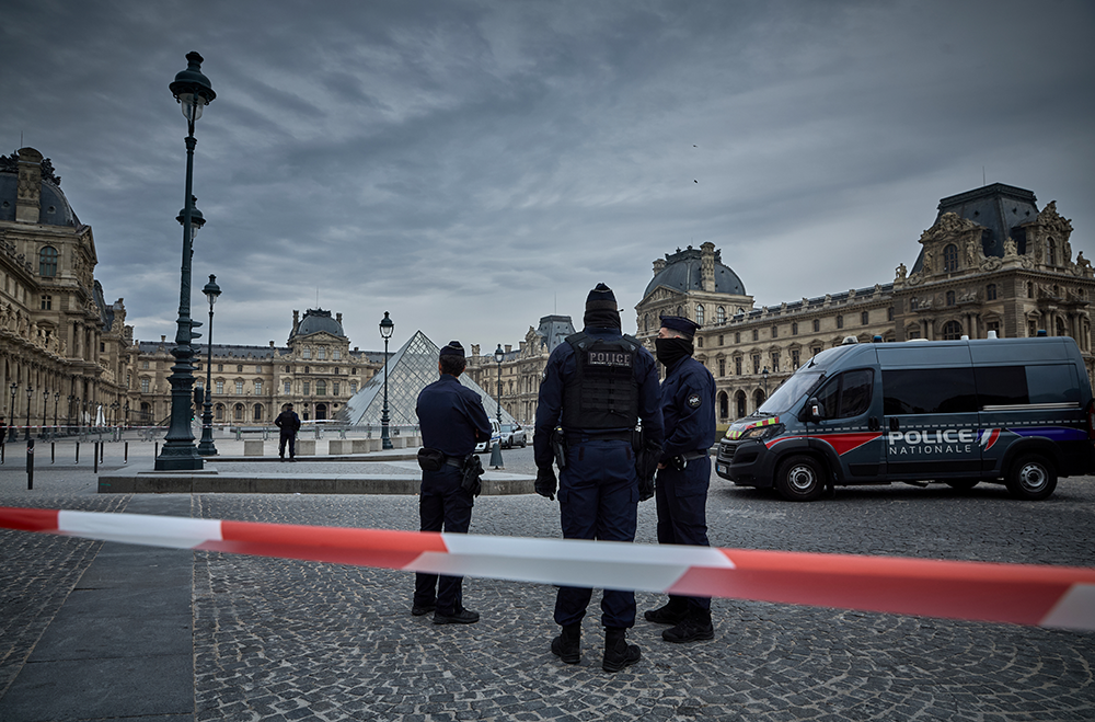 Wer würde es wagen, den Louvre auszurauben?